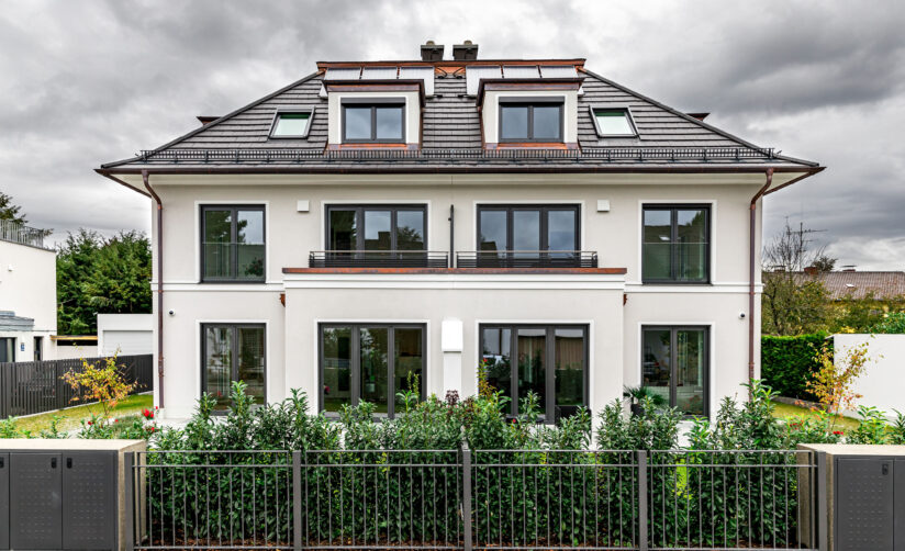 Straßenansicht eines Neubau Mehrfamilienhauses im Bauhausstil in München Pasingvon DOMINO Bau