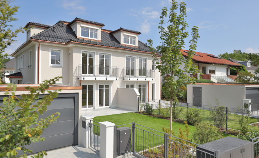 eines Neubau Doppelhauses im Villenstil in München Ottobrunn von DOMINO Bau