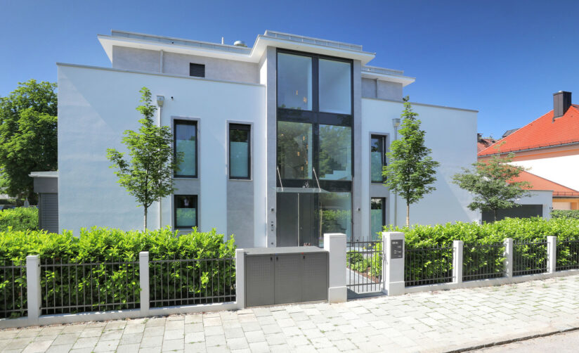 eines Neubau Doppelhauses im Villenstil in München Ottobrunn von DOMINO Bau