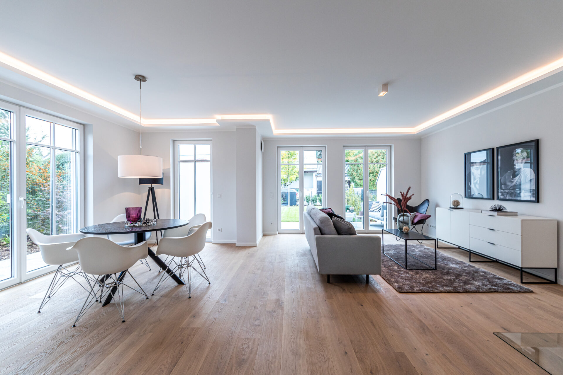 Schlafzimmer eines Neubau Doppelhauses im Villenstil in München Großhadern von DOMINO Bau