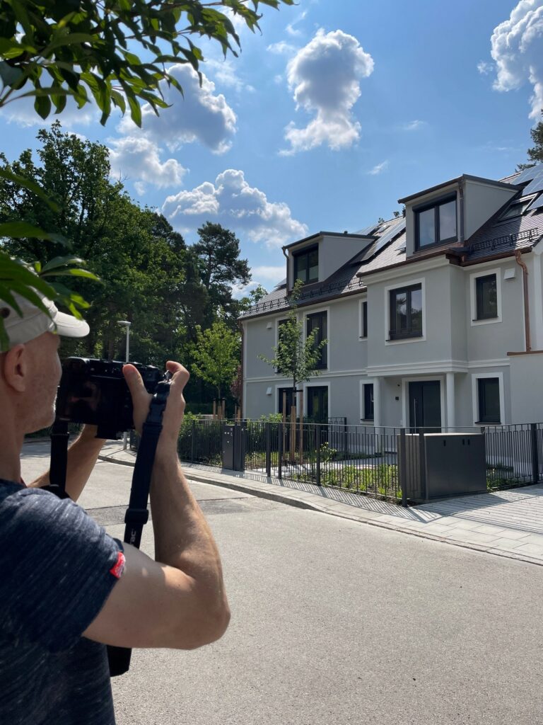 Foto (Straßenansicht) eines Fotografen der ein Doppelhaus in Oberschleißheim fotografiert