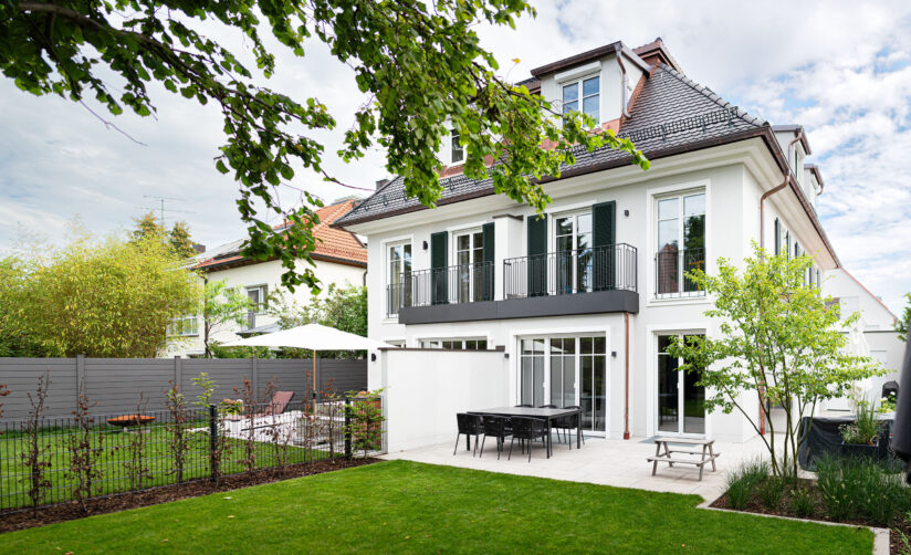 Gartenansicht eines Neubau Doppelhauses im Villenstil in München Harlaching von DOMINO Bau