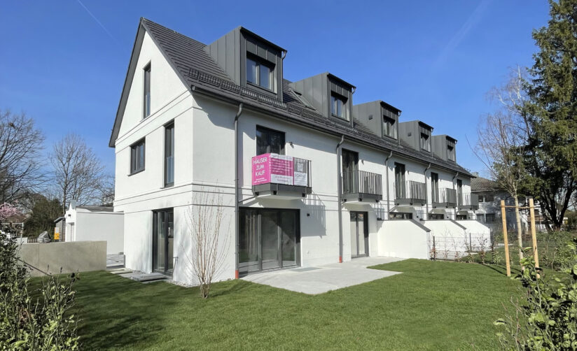 Gartenansicht von vier Reihenhäuser von DOMINO Bau in München Pasing