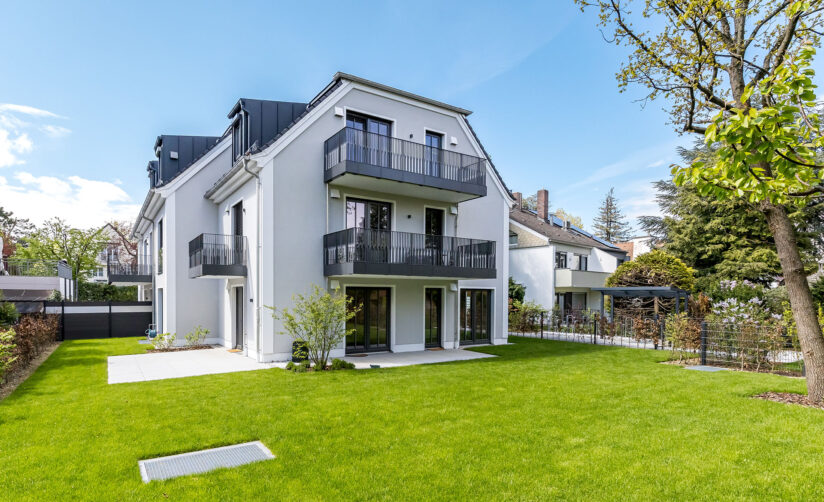 Ansicht eines Neubau Mehrfamilienhauses mit fünf Wohnungen und Tiefgarage von DOMINO Bau