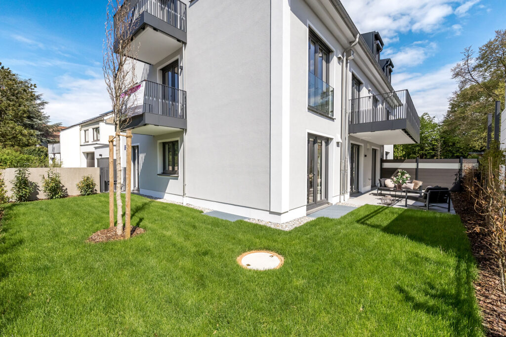 Garten eines Neubau Mehrfamilienhauses mit fünf Wohnungen und Tiefgarage von DOMINO Bau in der Thaddäus-Eck-Straße in München-Obermenzing