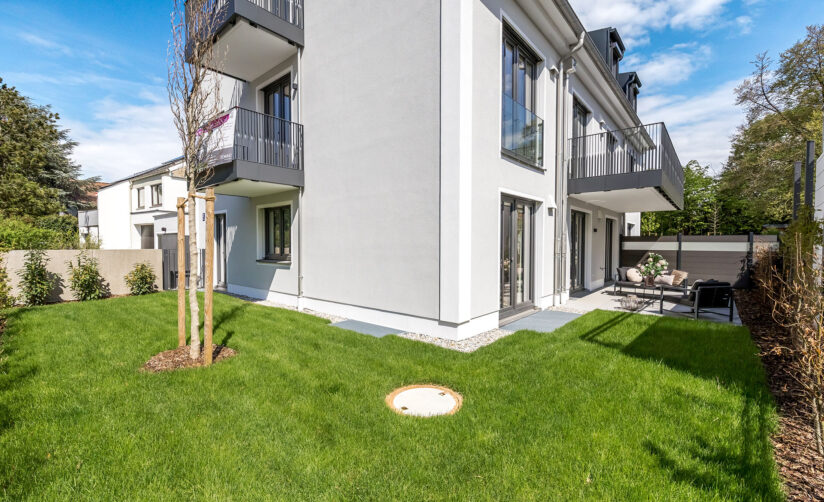 Garten eines Neubau Mehrfamilienhauses mit fünf Wohnungen und Tiefgarage von DOMINO Bau in der Thaddäus-Eck-Straße in München-Obermenzing