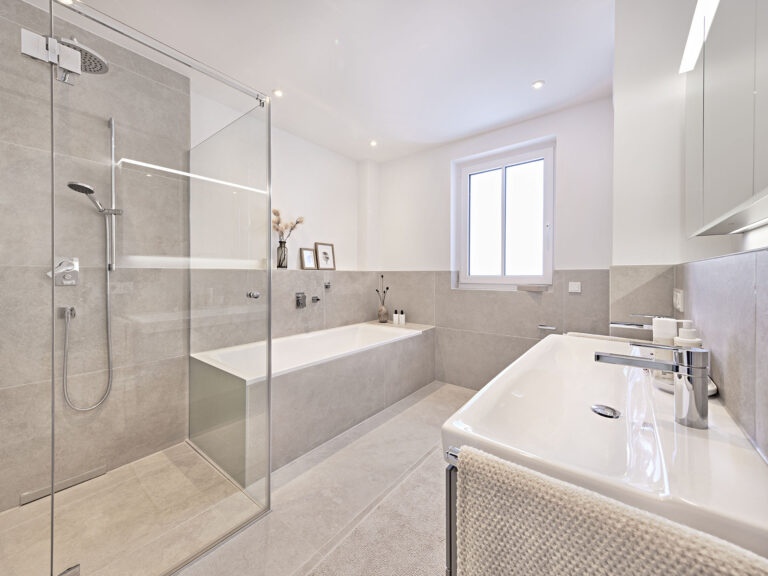 THA32 | Apartement3 | Bathroom Badezimmer mit Regendusche und Badewanne eines Neubau Mehrfamilienhauses mit fünf Wohnungen und Tiefgarage von DOMINO Bau in der Thaddäus-Eck-Straße in München-Obermenzing
