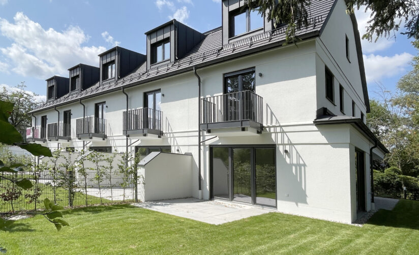 Außenansicht eines Neubau Reiheneckhauses von DOMINO Bau in München Pasing