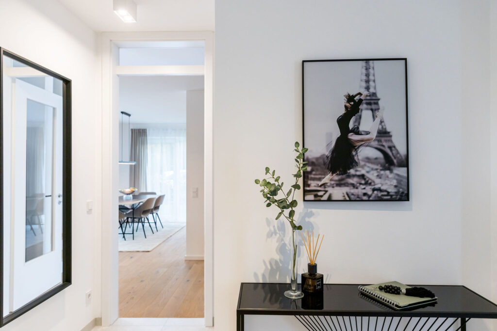 Corridor and hallway of a new-build corner terraced house by DOMINO Bau in Munich Pasing