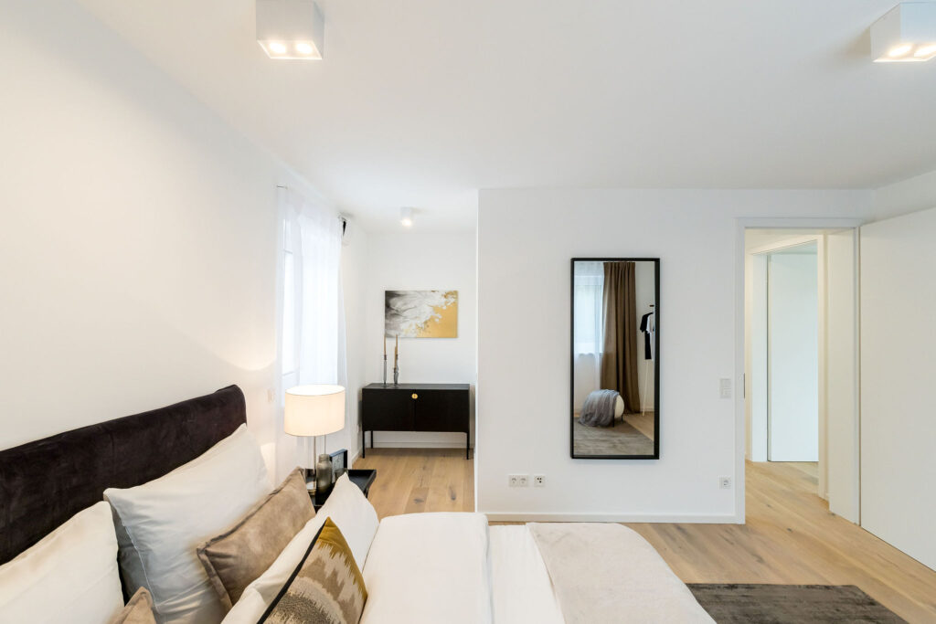 Bedroom of a new-build corner terraced house by DOMINO Bau in Munich Pasing