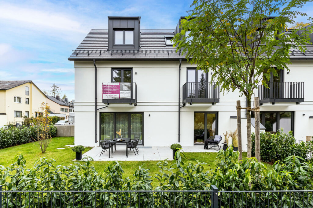 East view of a beautiful corner terraced house in white/anthracite by DOMINO Bau in Munich
