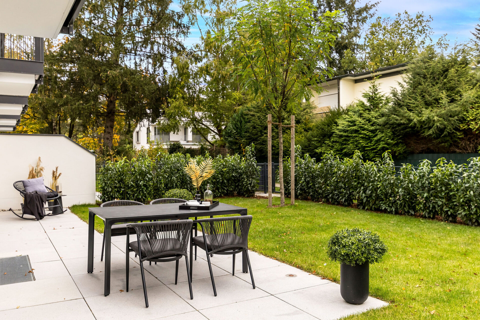 Große Terrasse und Garten in einem Neubau Reiheneckhaus von DOMINO Bau in München Pasing