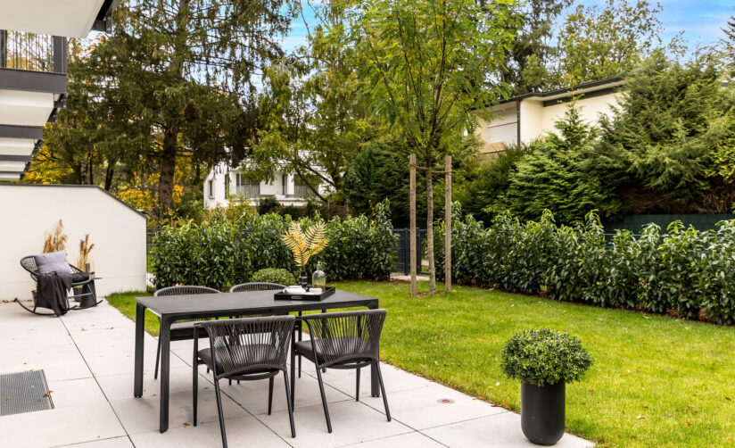 Große Terrasse und Garten in einem Neubau Reiheneckhaus von DOMINO Bau in München Pasing