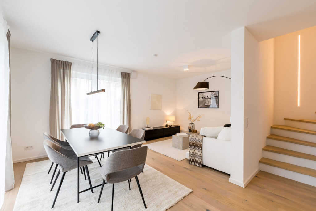 Wohn- und Esszimmer eines Neubau Reiheneckhauses von DOMINO Bau in München Pasing
