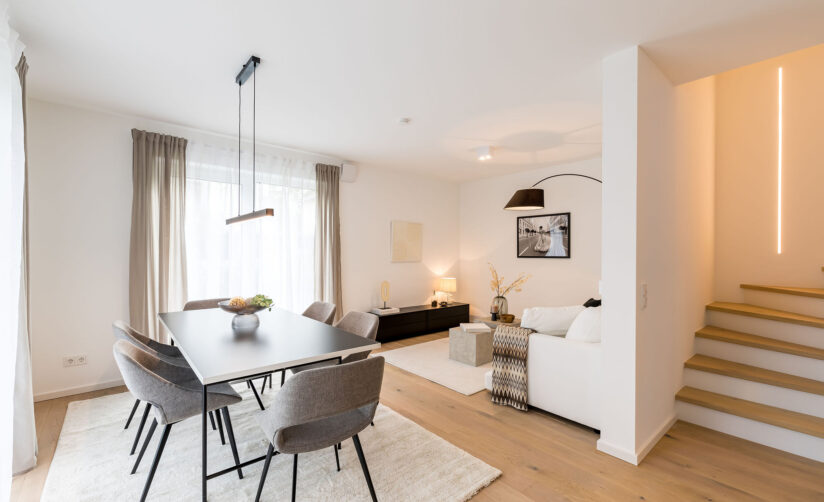 Wohn- und Esszimmer eines Neubau Reiheneckhauses von DOMINO Bau in München Pasing