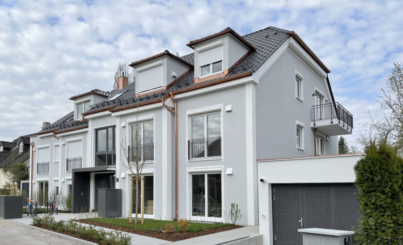 Mehrfamlienhaus in ALtperlach, graue Fassade