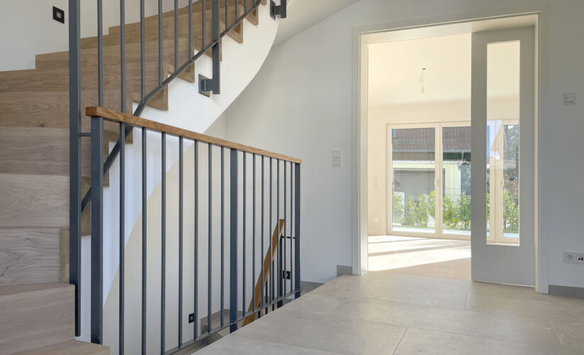 Diele Neubau Doppelhaus in Garching bei München von DOMINO Bau