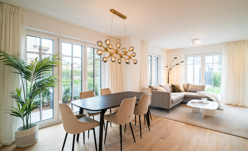 Foto eines Wohnzimmers mit Esstisch und Sofa Doppelhaus Neubau München Sendling von DOMINO Bau