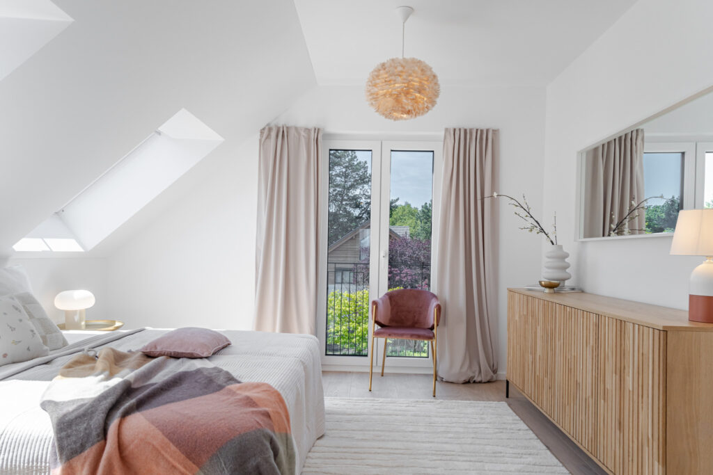 Bedroom with floor-to-ceiling windows in the attic; new semi-detached house by DOMINO Bau in Munich Obermenzing