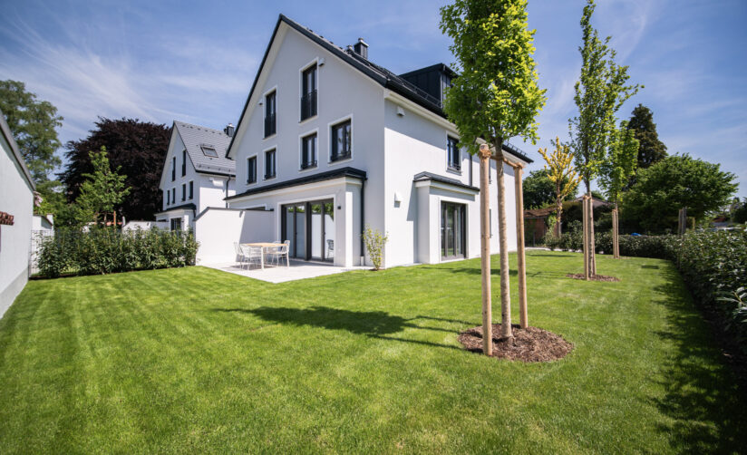 Ansicht Haus mit Garten und Terrasse; Neubau Doppelhaus von DOMINO Bau in München Obermenzing