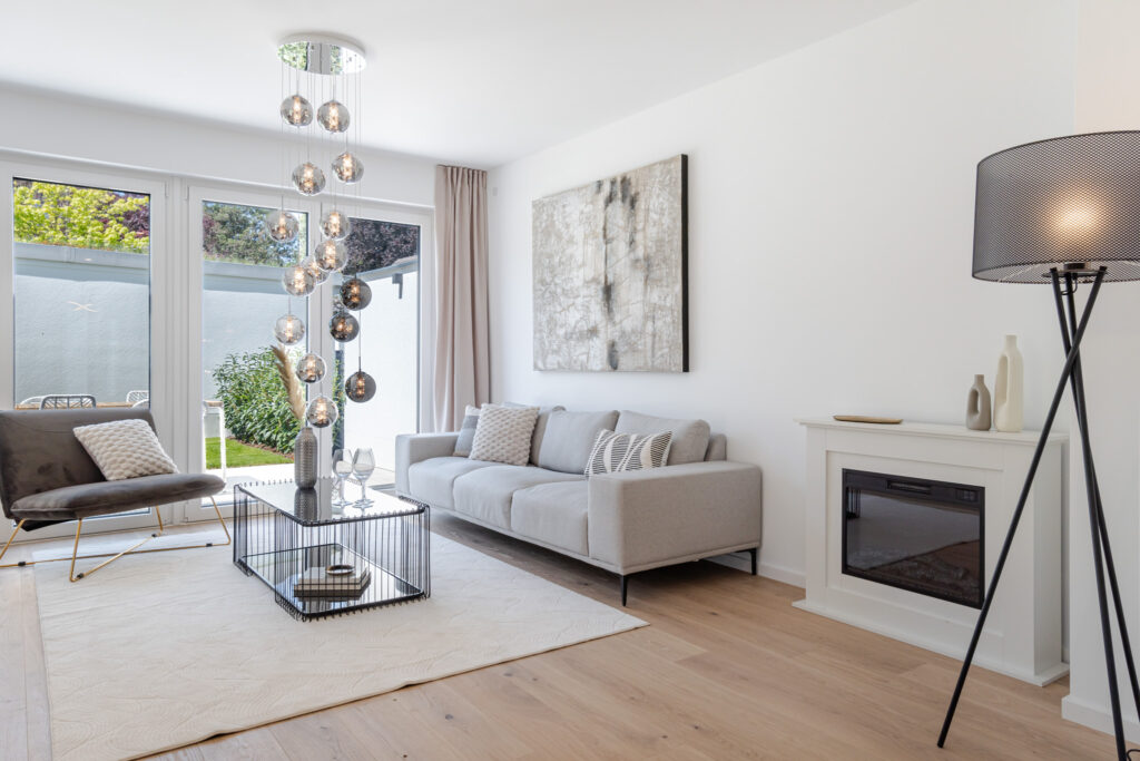 Living area with fireplace; new semi-detached house by DOMINO Bau in Munich Obermenzing