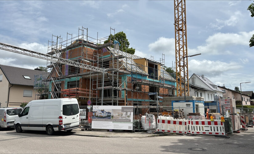 Foto einer Baustelle in Solln, Rohbau/Neubau eines Dreifamilienhauses von DOMINO Bau