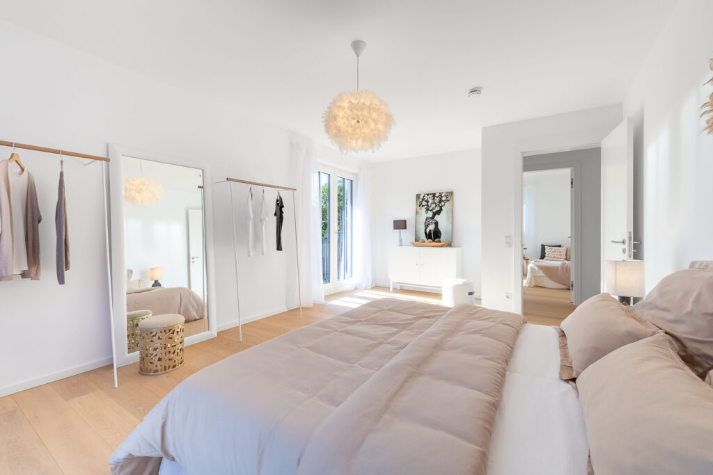 Foto eines Schlafzimmers mit großem Bett in einem Neubau Mehrfamilienhauses mit fünf Wohnungen und Tiefgarage von DOMINO Bau in der Thaddäus-Eck-Straße in München-Obermenzing