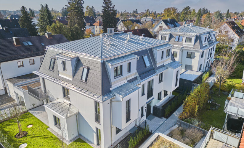 Drohnenaufnahme zweier Neubau Mehrfamilienhäuser  in Trudering, erbaut von DOMINO Bau