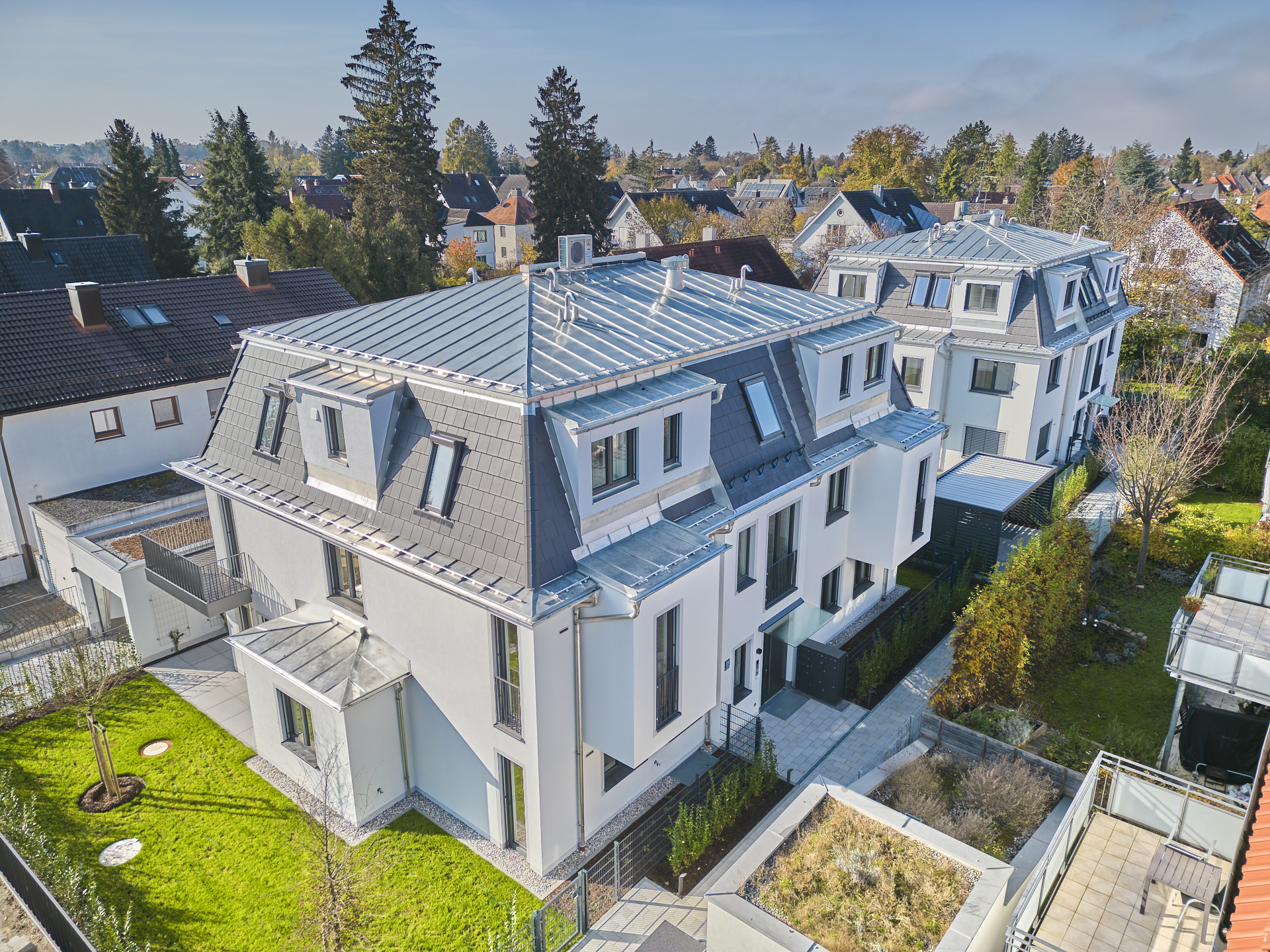 Drohnenaufnahme zweier Neubau Mehrfamilienhäuser  in Trudering, erbaut von DOMINO Bau 