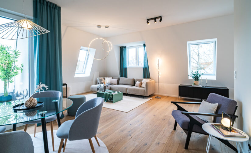 Foto eines Wohnzimmers im Dachgeschoss einer bezugsfertigen Neubauwohnung in Trudering