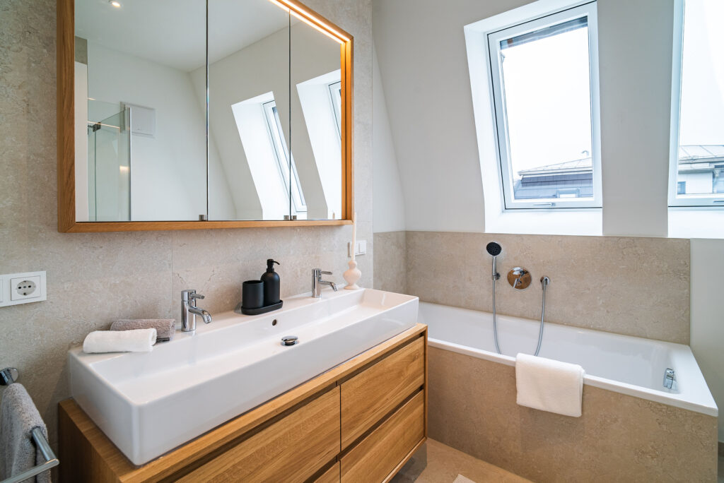 Photo of a bright, daylight-filled bathroom in the attic of a ready-to-move-in new-build apartment in Trudering