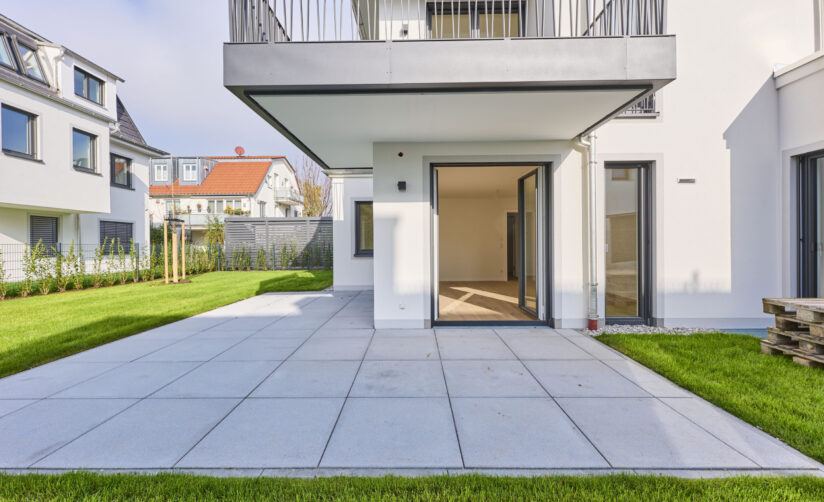 Blick auf die Terrasse eines stilvollen, modernen Mehrfamilienhauses von DOMINO Bau
