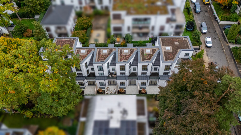 Luftaufnahme von sechs Stadthäusern von DOMINO Bau in Obermenzing