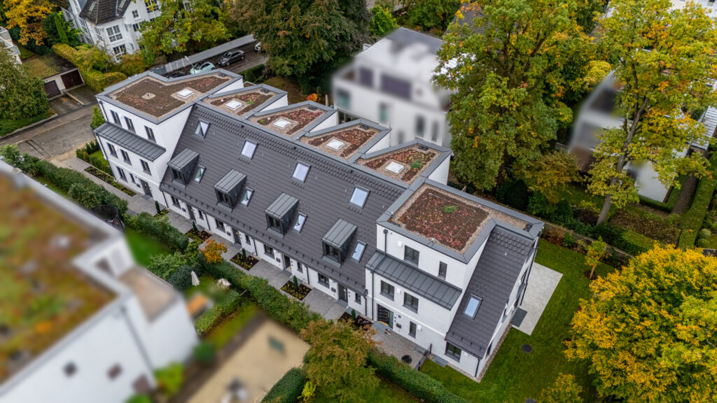 Luftaufnahme von sechs Stadthäusern von DOMINO Bau in Obermenzing