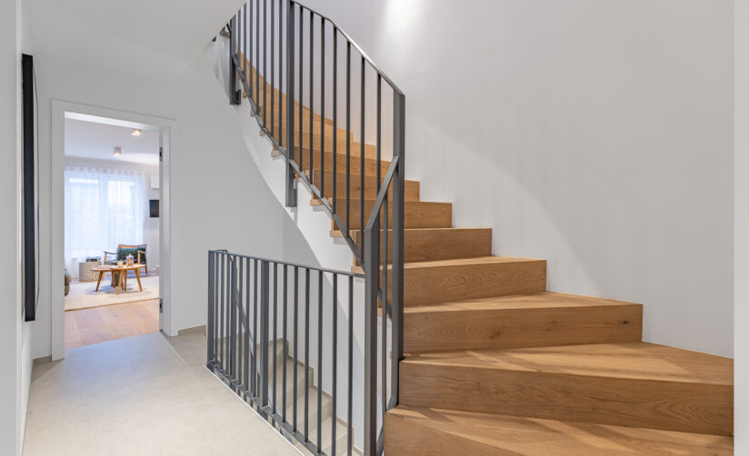 Foto von einem Treppenaufgang in einem Stadthaus von DOMINO Bau in Obermenzing
