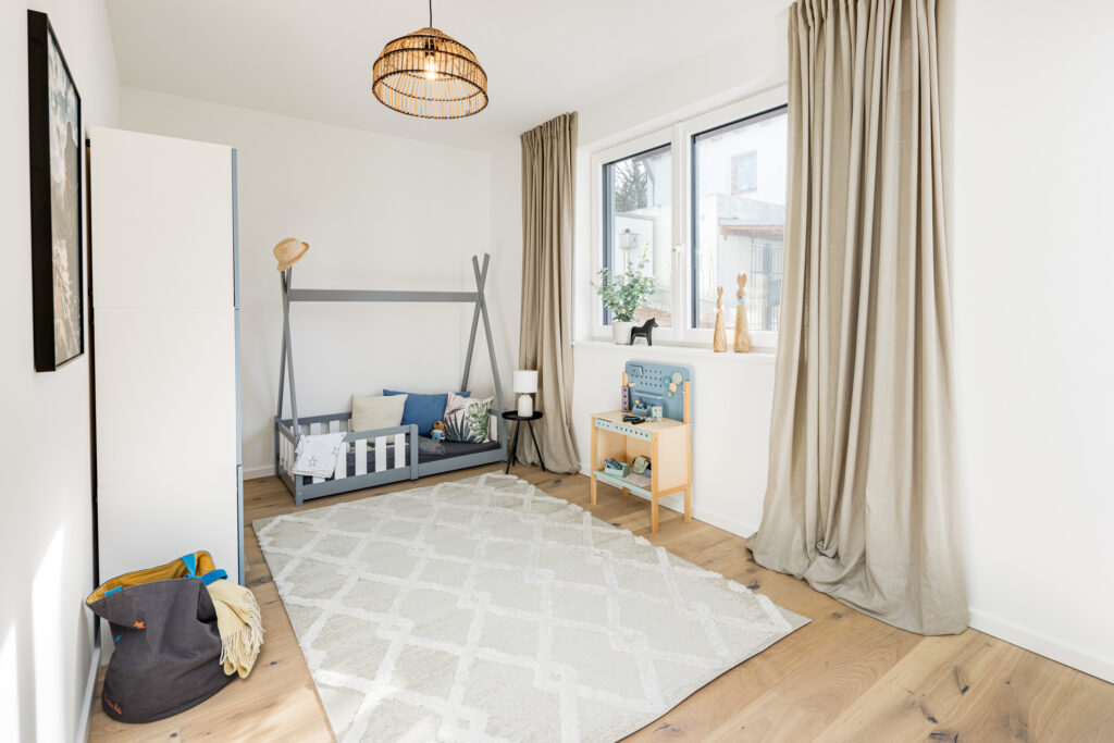 Foto eines Kinderzimmers im Erdgeschoss einer bezugsfertigen Neubauwohnung in Trudering von Domino Bau