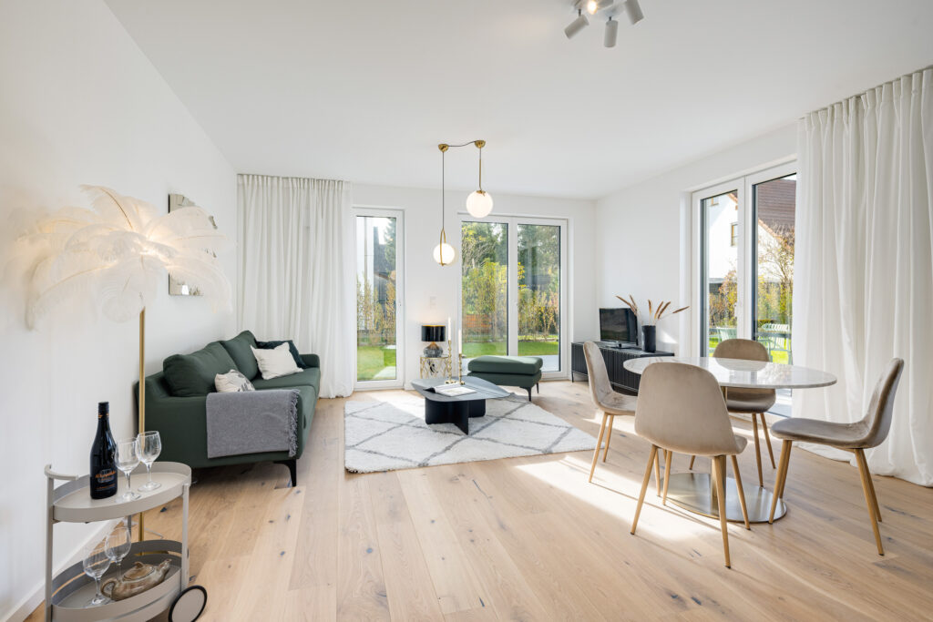 Foto eines Wohnzimmers im Erdgeschoss einer bezugsfertigen Neubauwohnung in Trudering von Domino Bau