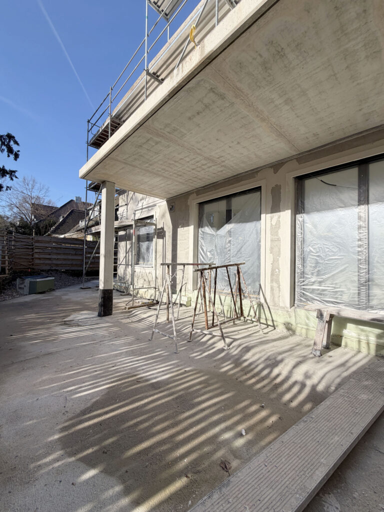 Photo of a shell construction of a five-apartment building by DOMINO Bau in Munich Nymphenburg (Jan 26)