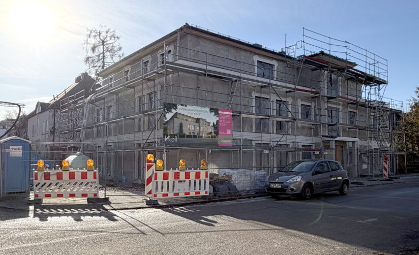 Foto eines Rohbaus Mehrfamilienhaus mit fünf Wohnungen von DOMINO Bau in München Nymphenburg (Jan 26)
