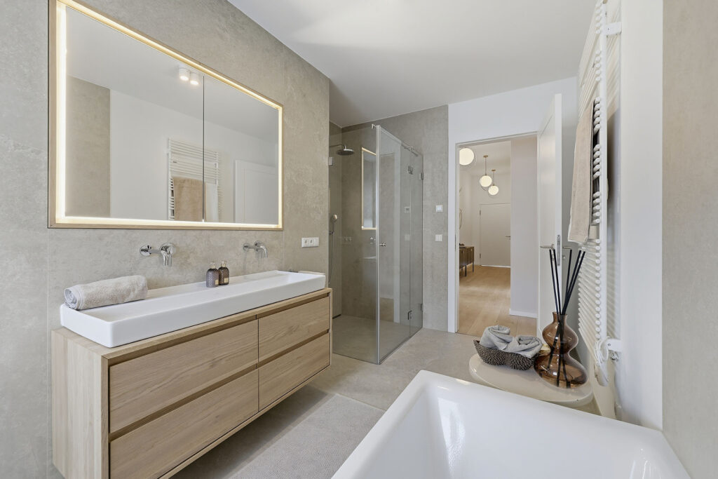 Photo of a bathroom in the attic of a three-unit apartment building by DOMINO Bau in Munich Solln