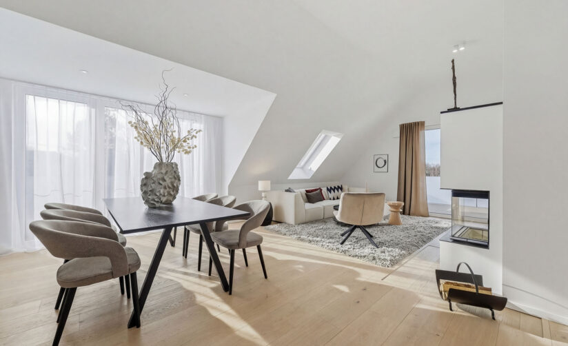 Foto eines Wohn-Essbereichs im Dachgeschoss eines Mehrfamilienhauses mit drei Wohnungen von DOMINO Bau in München Solln
