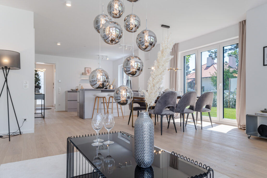 Wohnzimmer mit offener Küche Neubau Doppelhaus in München, Obermenzing