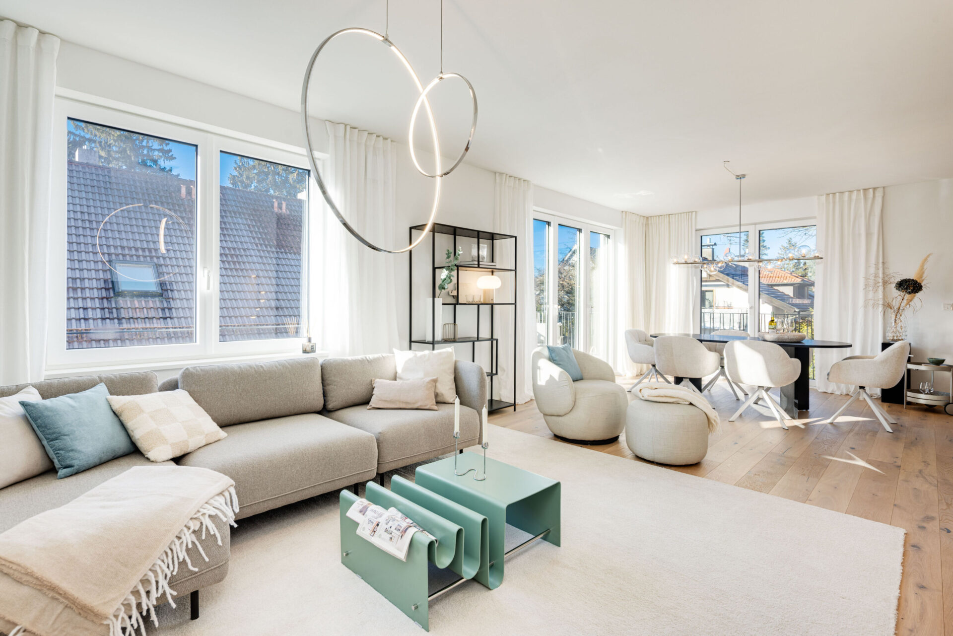 Foto eines Wohnraums mit Esstisch und Sofaecke im Obergeschoss einer bezugsfertigen Neubauwohnung in Trudering von Domino Bau