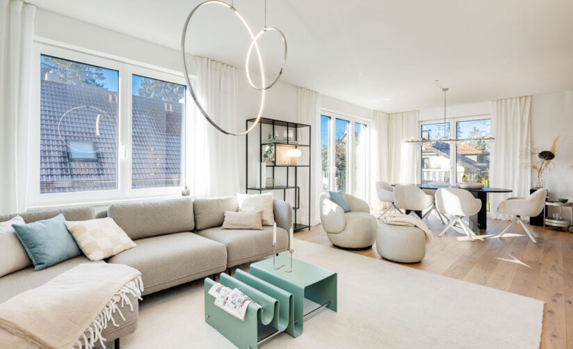 Foto eines Wohnraums mit Esstisch und Sofaecke im Obergeschoss einer bezugsfertigen Neubauwohnung in Trudering von Domino Bau