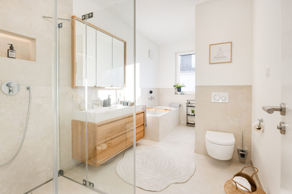 Image of a bathroom on the upper floor of a ready-to-move-in new apartment in Trudering by Domino Bau