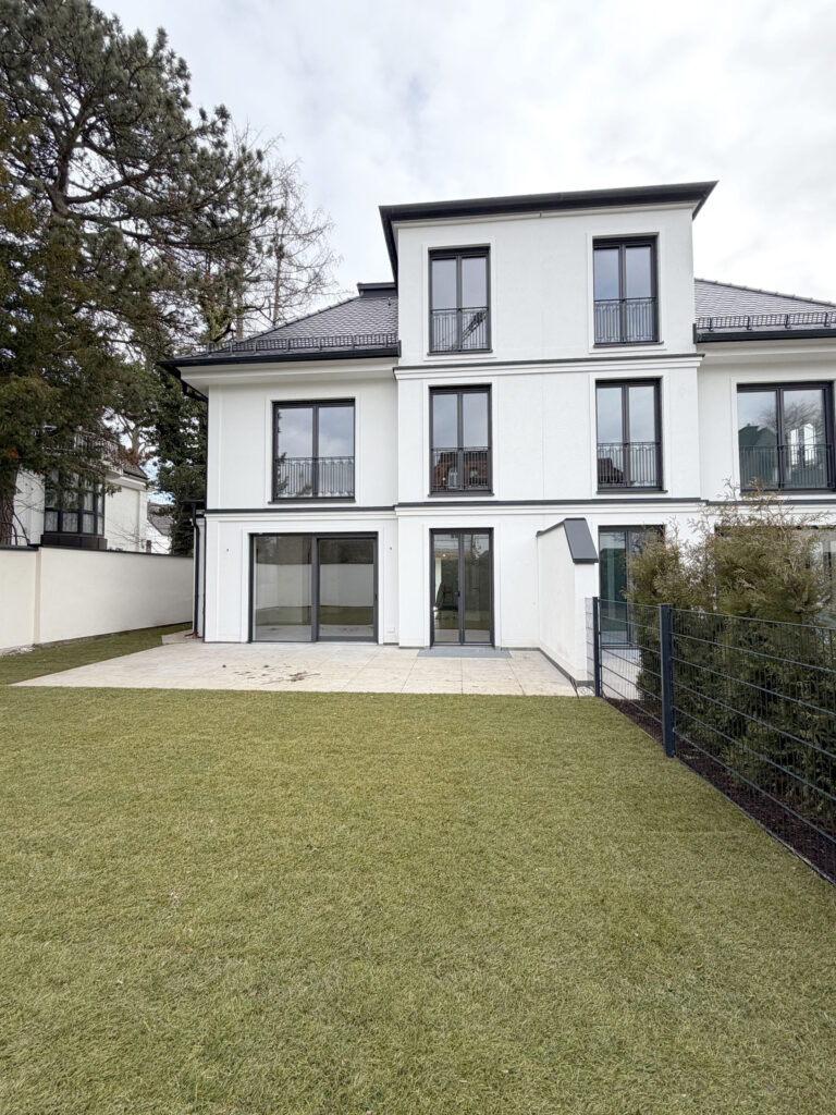 Photo Exterior view of a completed new semi-detached house by DOMINO Bau in Munich-Bogenhausen