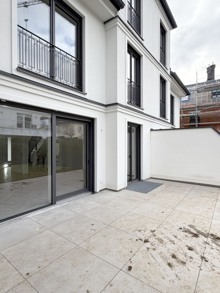 Photo Exterior view of the terrace of a completed new-build semi-detached house by DOMINO Bau in Munich-Bogenhausen