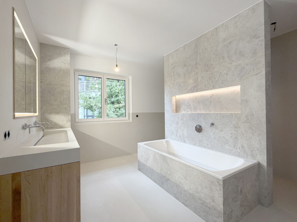 Photo Interior view of bathroom in a completed new-build semi-detached house by DOMINO Bau in Munich-Bogenhausen