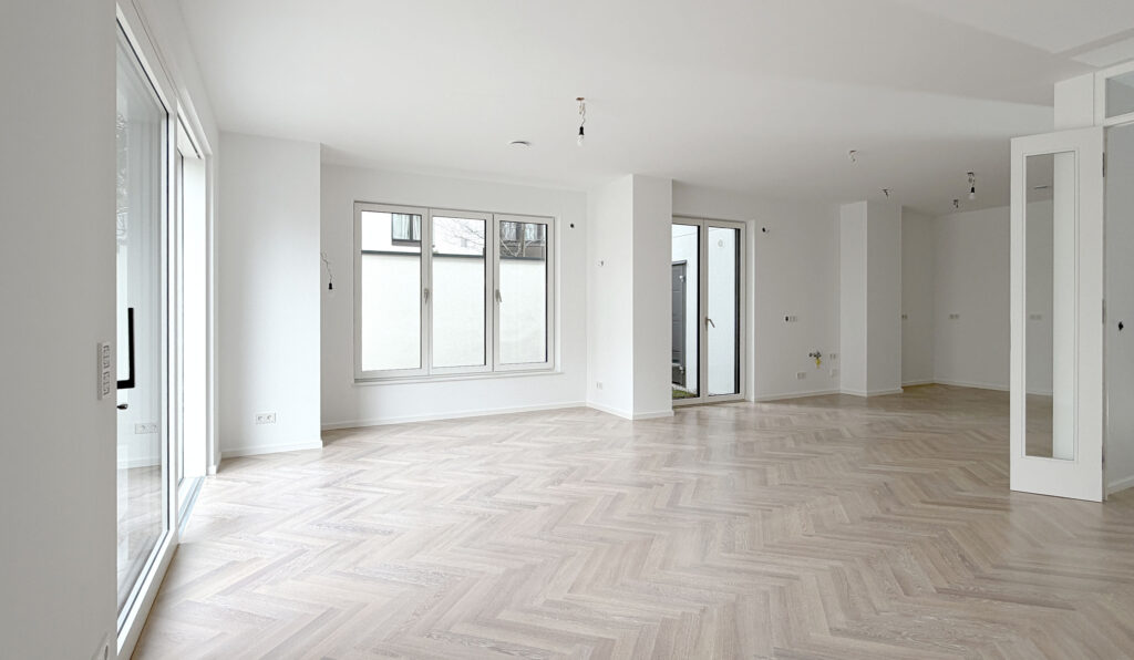 Photo Interior view of the living room of a completed new-build semi-detached house by DOMINO Bau in Munich-Bogenhausen