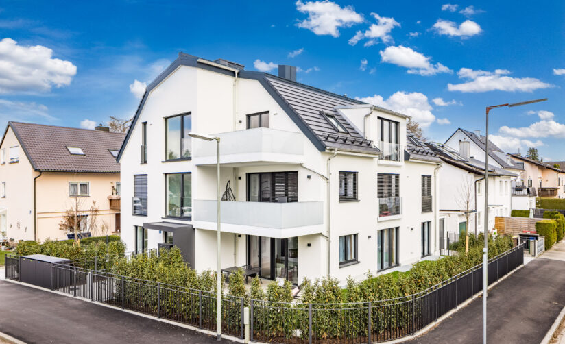 Foto eines Neubau Mehrfamilienhauses mit drei Wohnungen von DOMINO Bau in München Solln